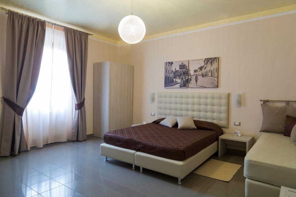 Bed, Photo of the whole room, Decorative detail, Decorative detail