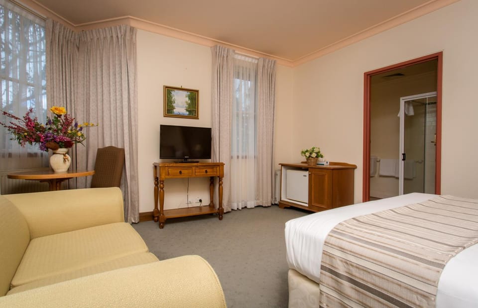 Communal lounge/ TV room, Bed, TV and multimedia, Living room, Bedroom, hair dresser