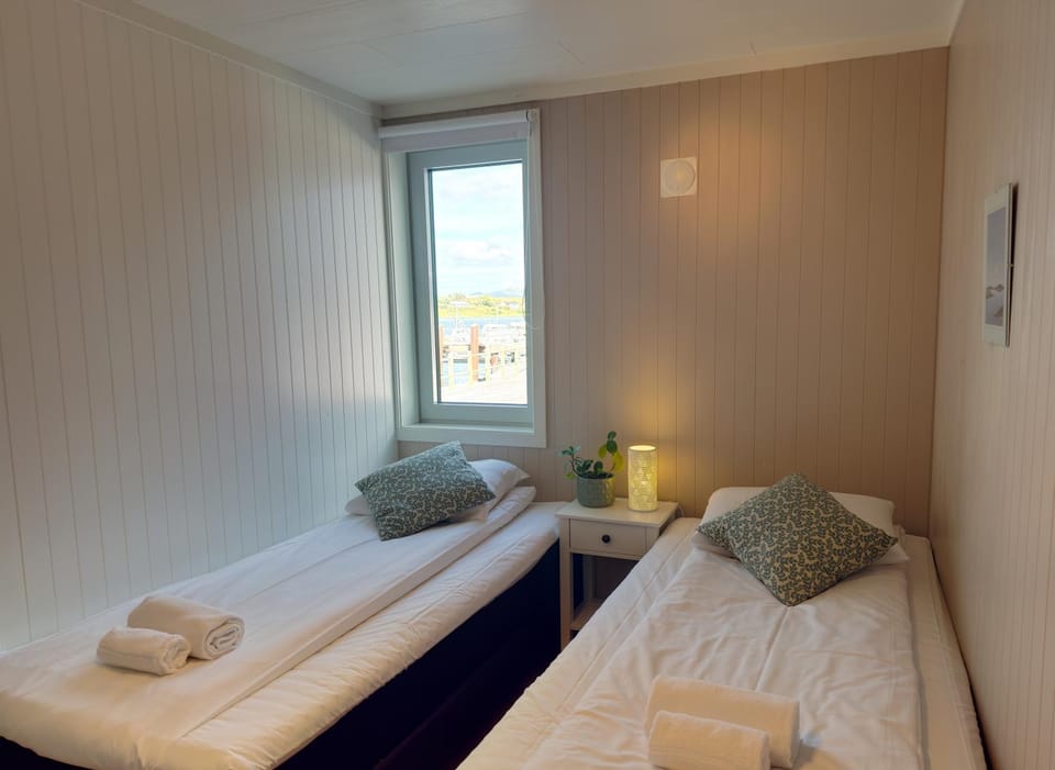 Bed, Bedroom, Sea view, towels