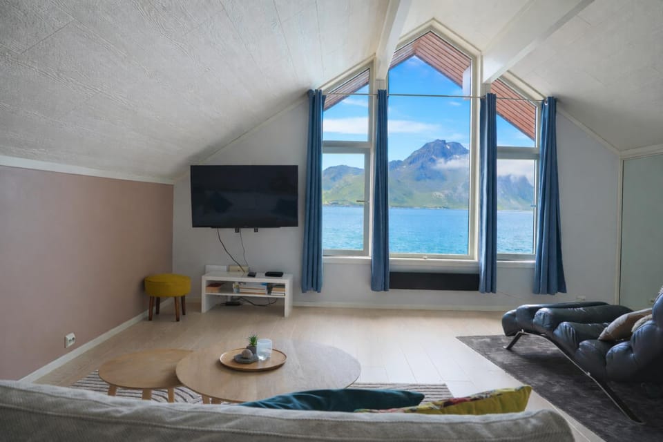 Natural landscape, Summer, TV and multimedia, Living room, Photo of the whole room, Seating area, Mountain view, Sea view