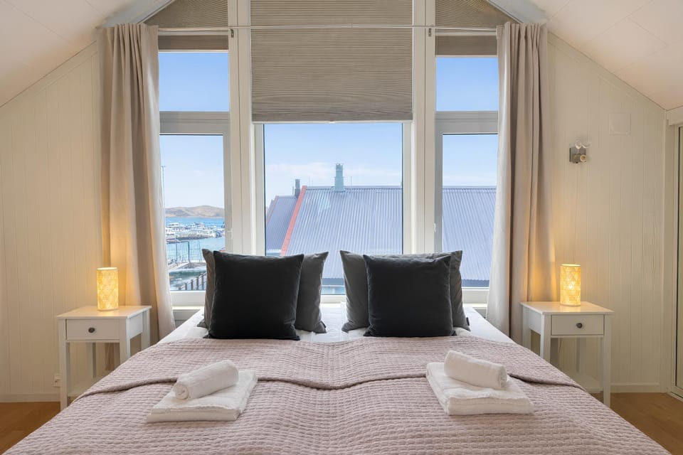 Bed, Day, Bedroom, Sea view, towels