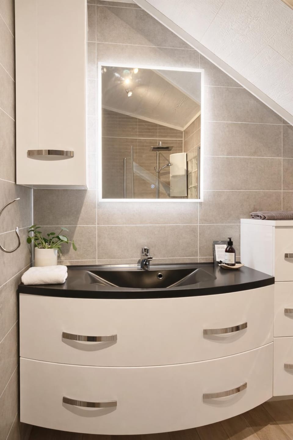 Bathroom, storage, towels