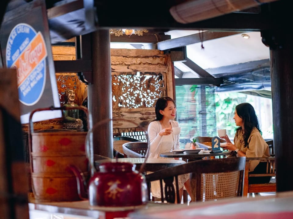 Restaurant/places to eat, People, Guests, Drinks, group of guests
