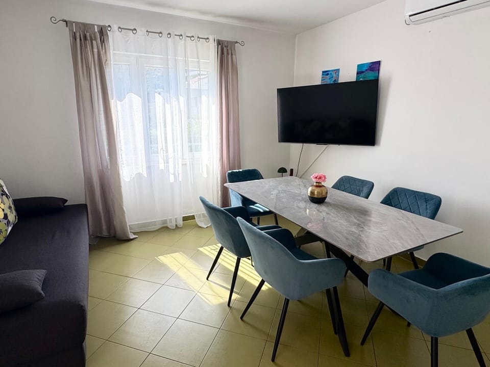 TV and multimedia, Living room, Seating area, Dining area, air conditioner