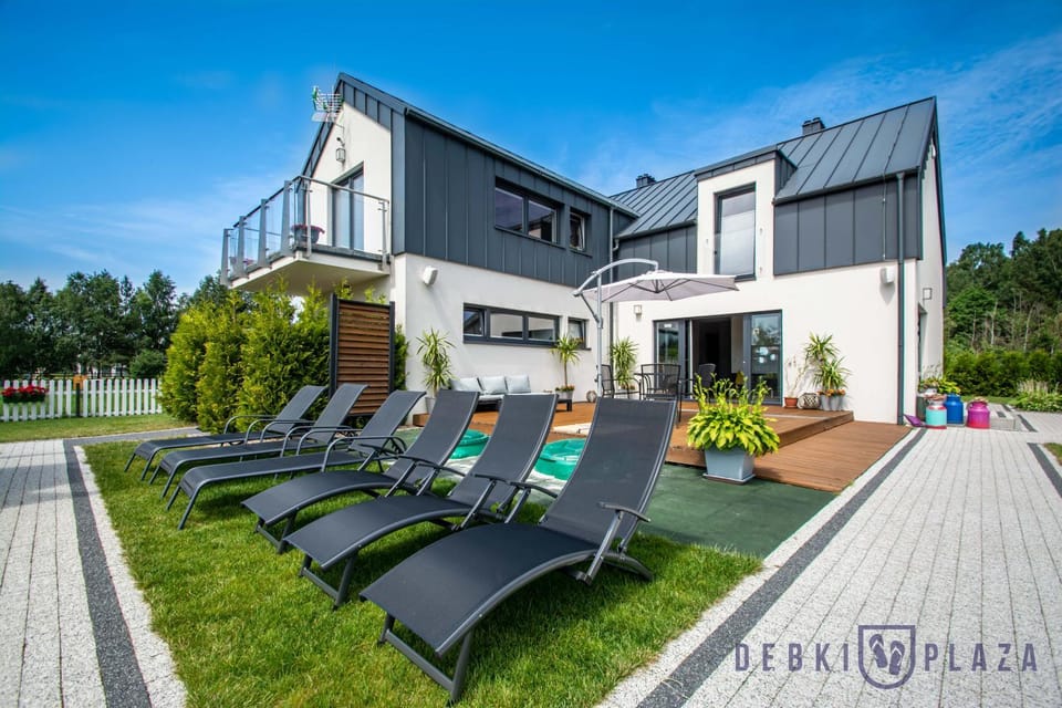 Property building, Communal lounge/ TV room, Facade/entrance, Garden, Balcony/Terrace, Floor plan, On site