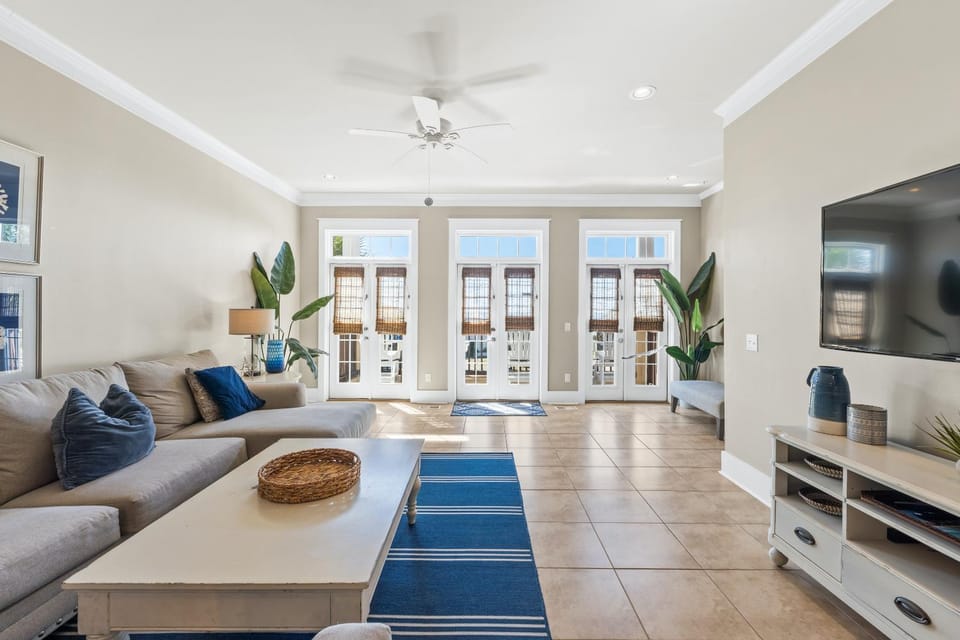 TV and multimedia, View (from property/room), Balcony/Terrace, Living room, Decorative detail, Seating area, Sea view, fireplace