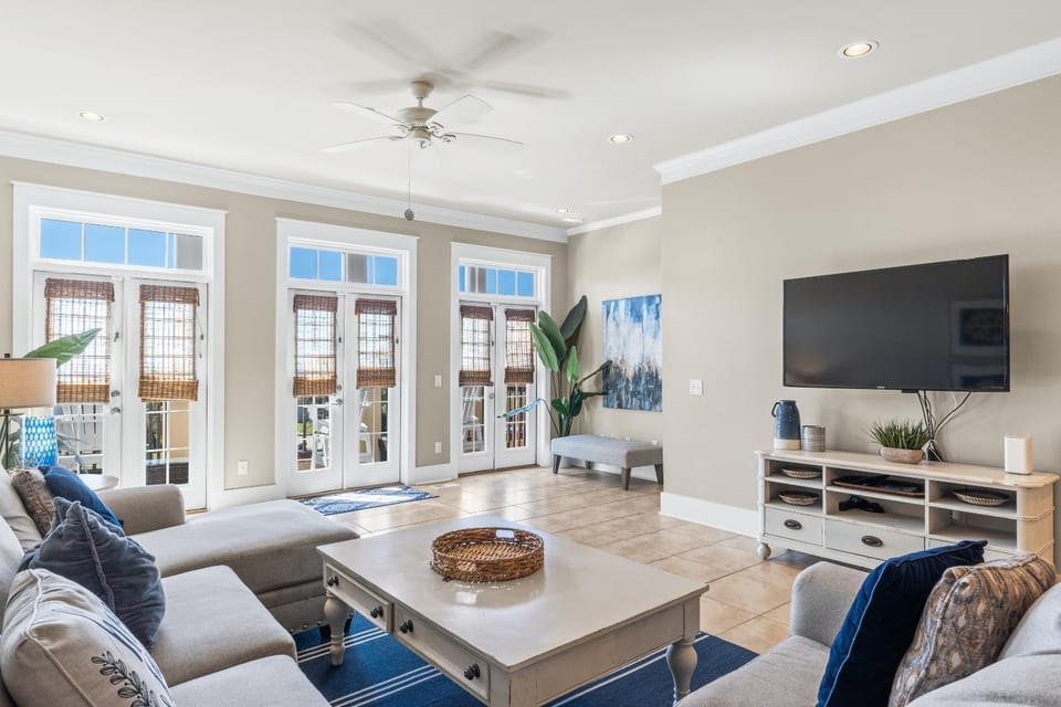 TV and multimedia, View (from property/room), Balcony/Terrace, Living room, Decorative detail, Seating area, Sea view, fireplace