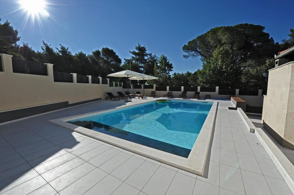Pool view, Swimming pool, sunbed