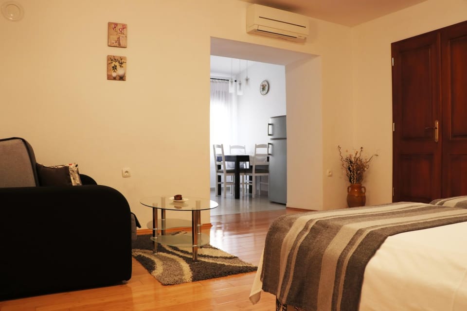 Communal lounge/ TV room, Living room, Seating area