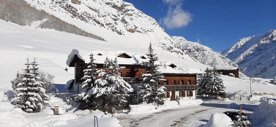 Property building, Nearby landmark, Day, Natural landscape, Winter, Mountain view