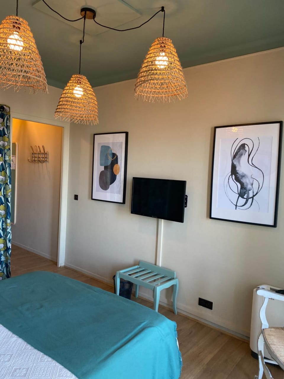 Bed, TV and multimedia, Photo of the whole room, Bedroom