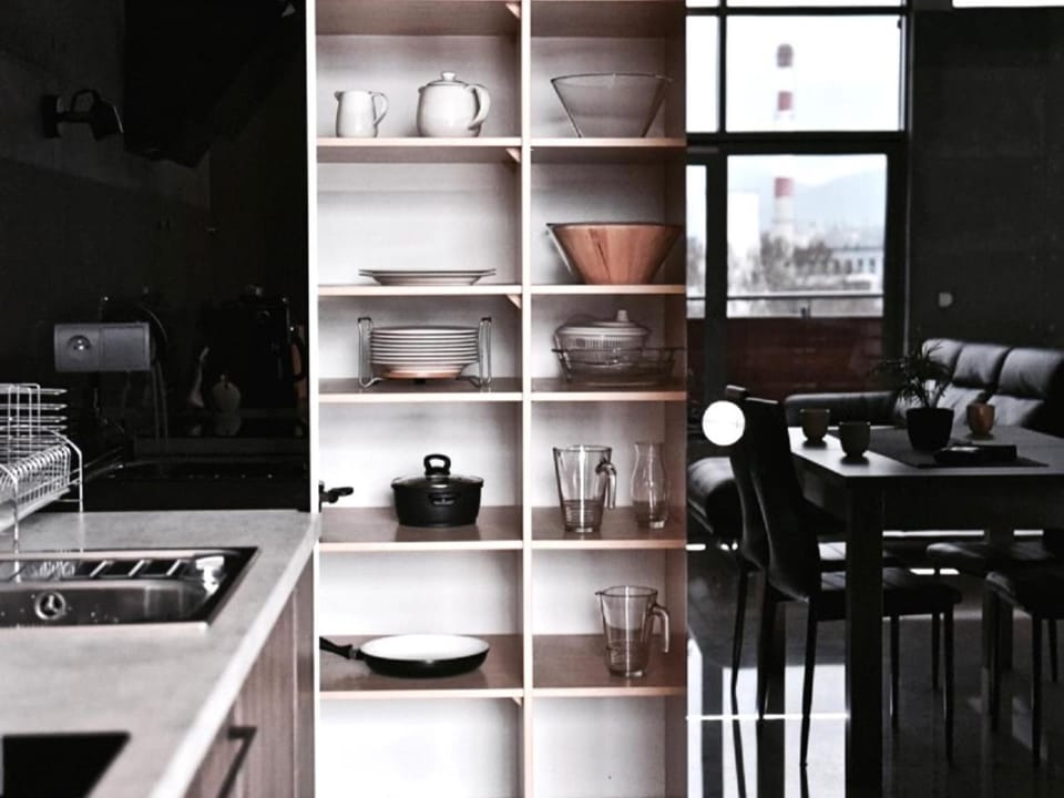 Coffee/tea facilities, Kitchen or kitchenette, Dining area, Communal kitchen, Area and facilities, Area and facilities, locker, locker, air conditioner, air conditioner