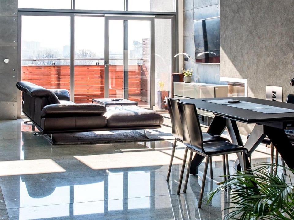 Patio, TV and multimedia, View (from property/room), View (from property/room), Balcony/Terrace, Living room, Decorative detail, Decorative detail, Seating area, Evening entertainment, City view, Landmark view, Mountain view, Mountain view, Street view, Entertainment, Family, Quiet street view, flat iron
