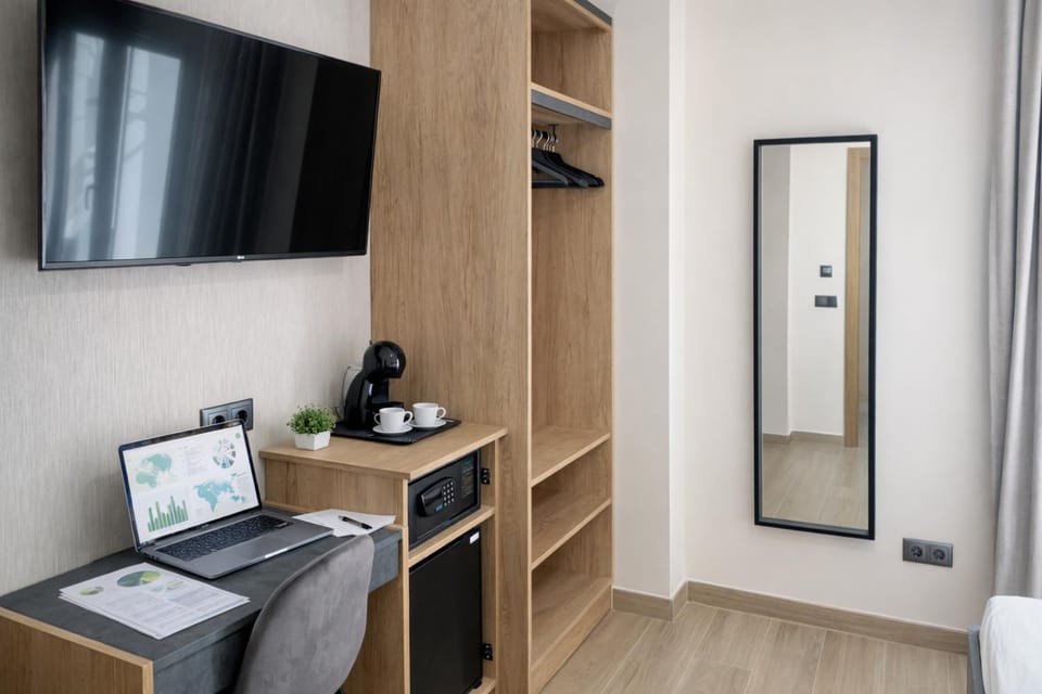 Coffee/tea facilities, Seating area, minibar, safe, wardrobe