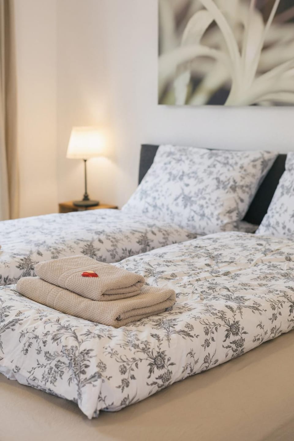 Bed, Bedroom, towels