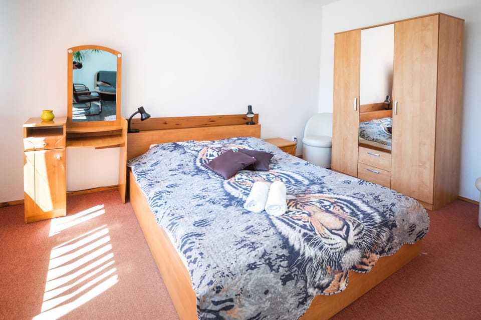 Bed, Bedroom, towels, wardrobe