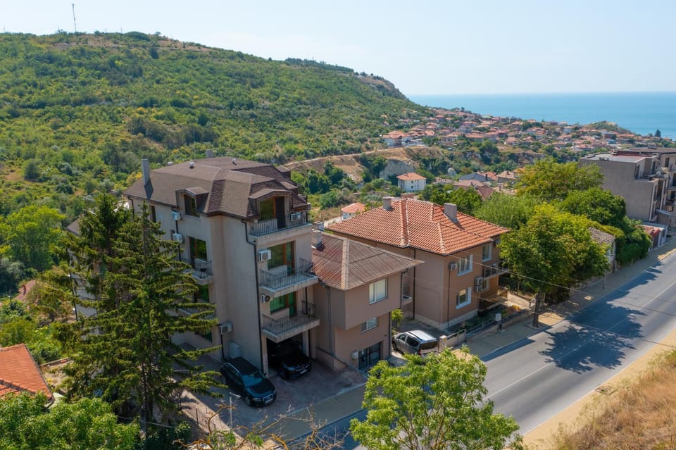 Property building, Day, Neighbourhood, Natural landscape, Bird's eye view, City view, Mountain view, Sea view, Street view, Location