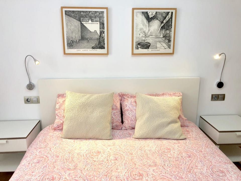Bed, Photo of the whole room, Bedroom
