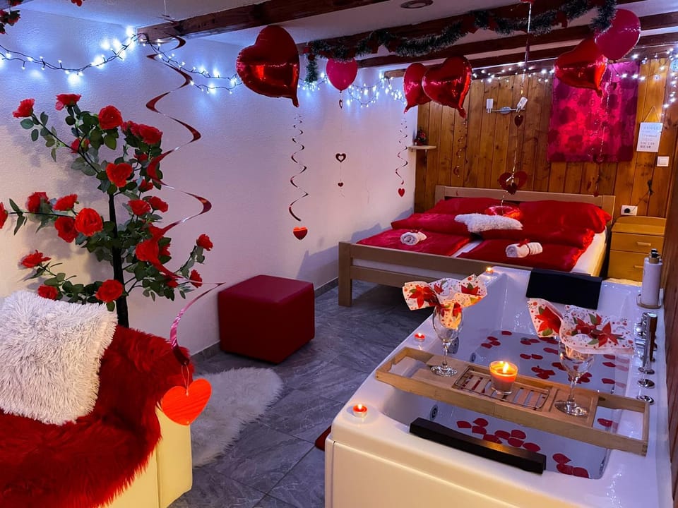 Bed, Photo of the whole room, Seating area, Bedroom, wedding