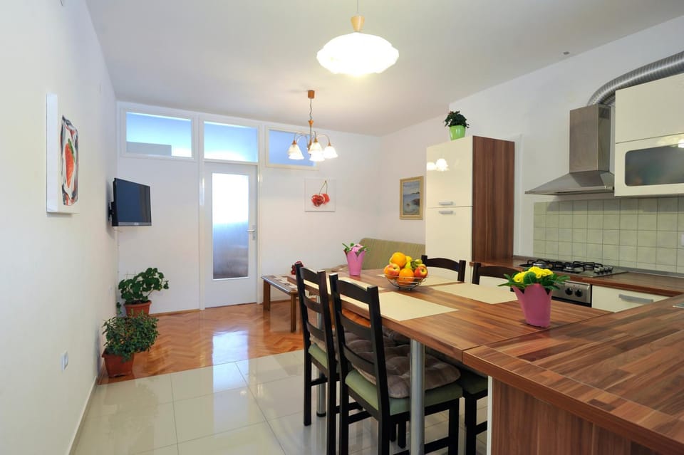 Kitchen or kitchenette, Living room, Dining area