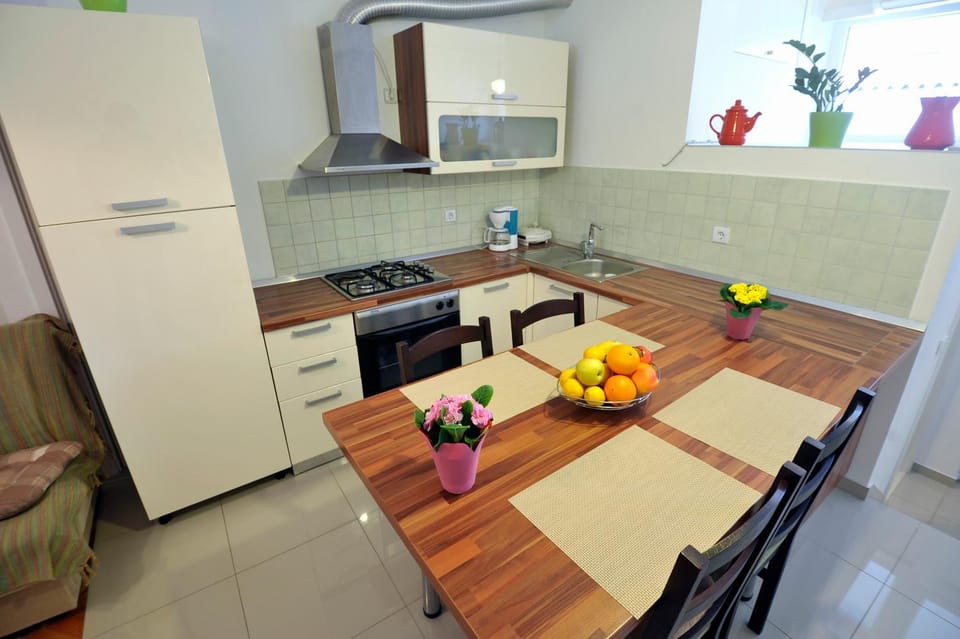 Communal lounge/ TV room, Kitchen or kitchenette, Dining area