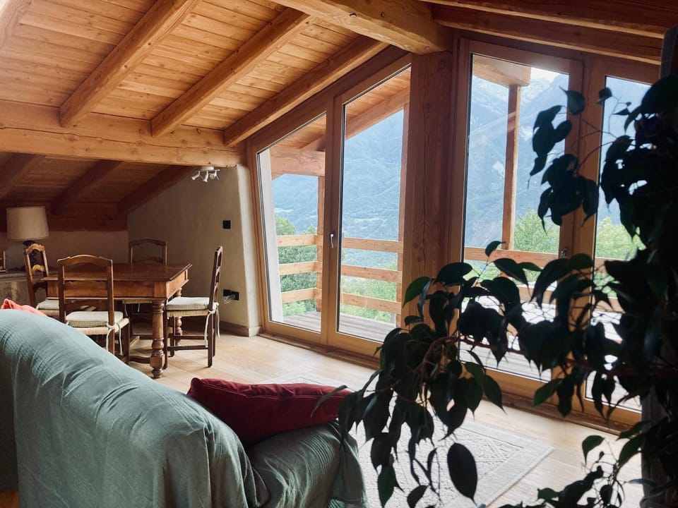 Balcony/Terrace, Living room, Seating area, Mountain view