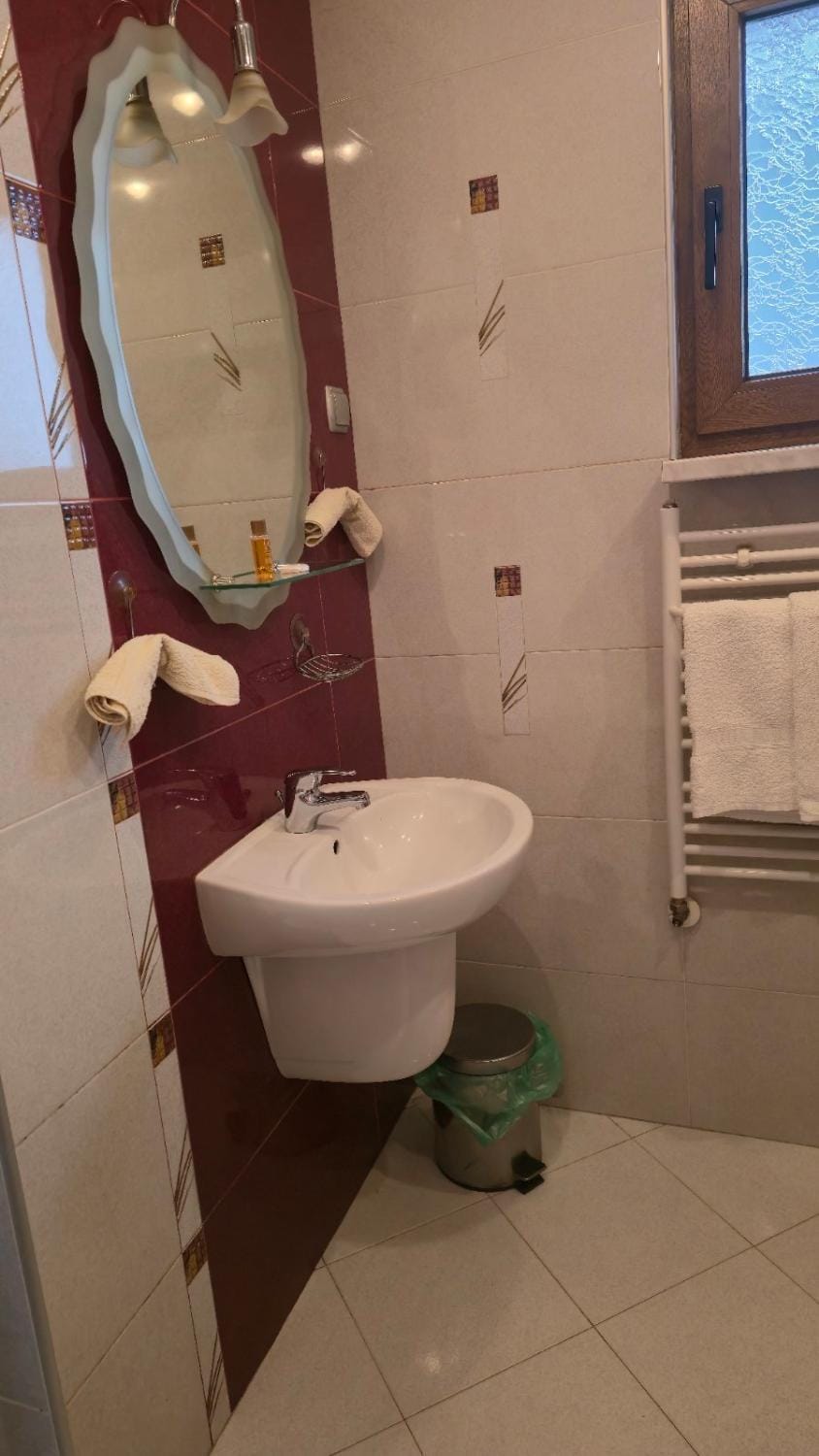 Shower, Toilet, Bathroom, towels