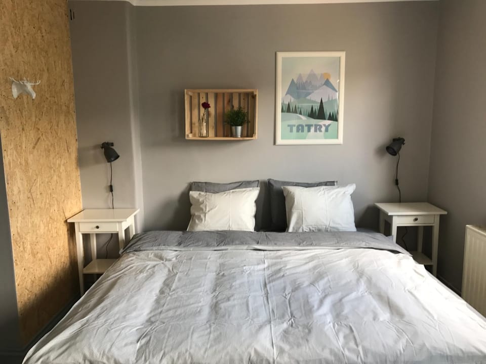 Photo of the whole room, Bedroom