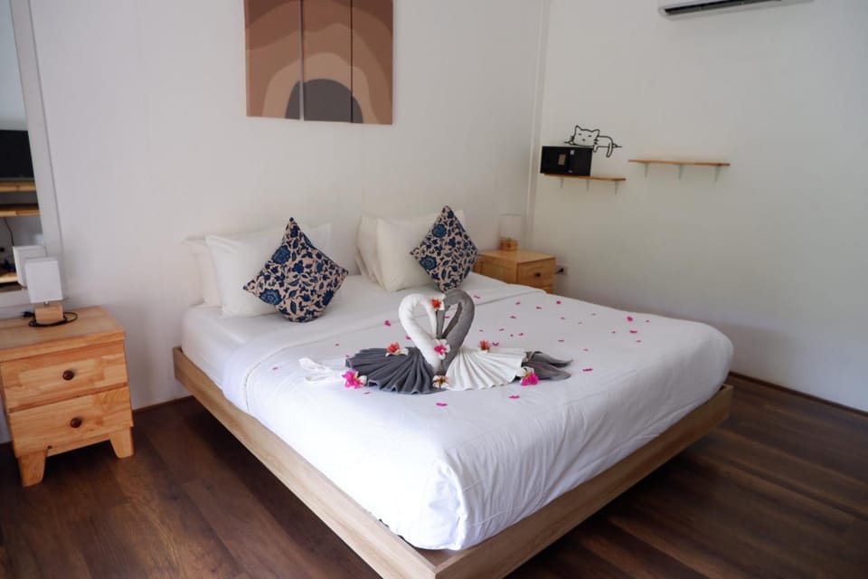 Bed, Photo of the whole room, towels