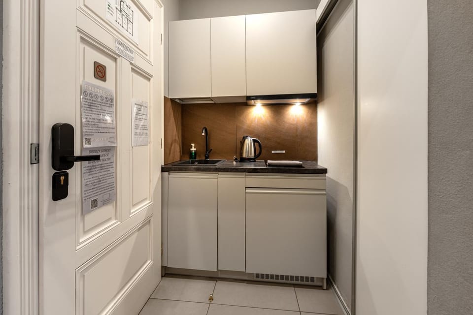 Kitchen or kitchenette, oven, kitchen