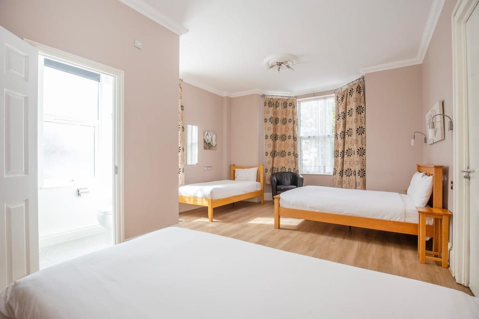 Bed, TV and multimedia, Coffee/tea facilities, Photo of the whole room, Bedroom, Street view, wardrobe