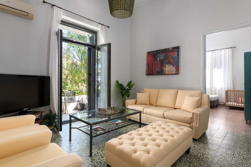 Communal lounge/ TV room, TV and multimedia, Living room, Seating area