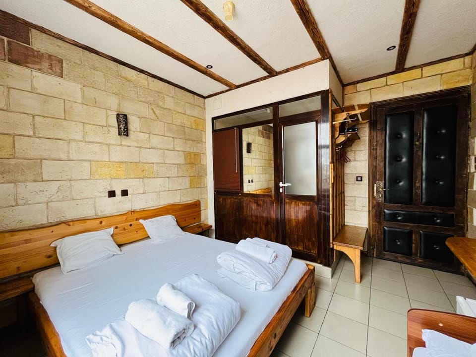 Bed, Photo of the whole room, towels