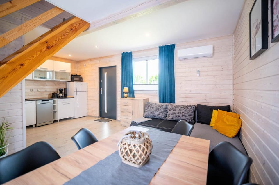 Kitchen or kitchenette, Living room, Seating area, Dining area, oven, stove