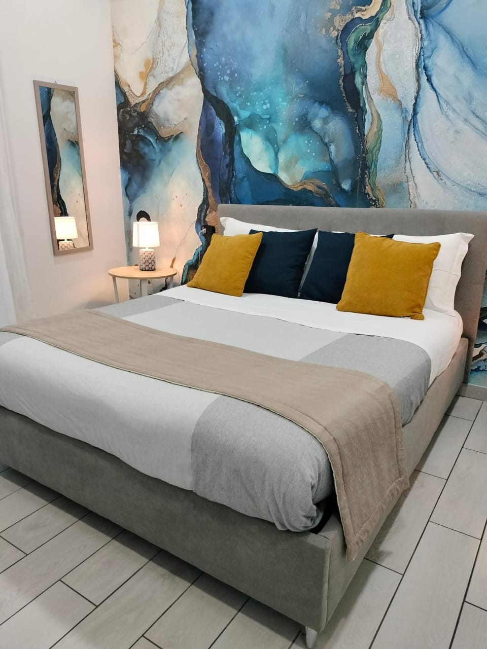 Bed, Photo of the whole room, Decorative detail, Bedroom