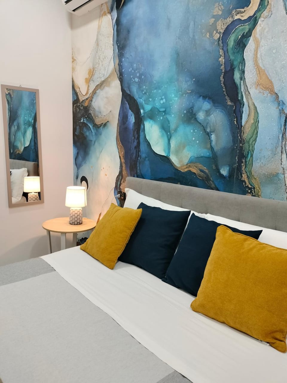 Bed, Photo of the whole room, Decorative detail, Bedroom