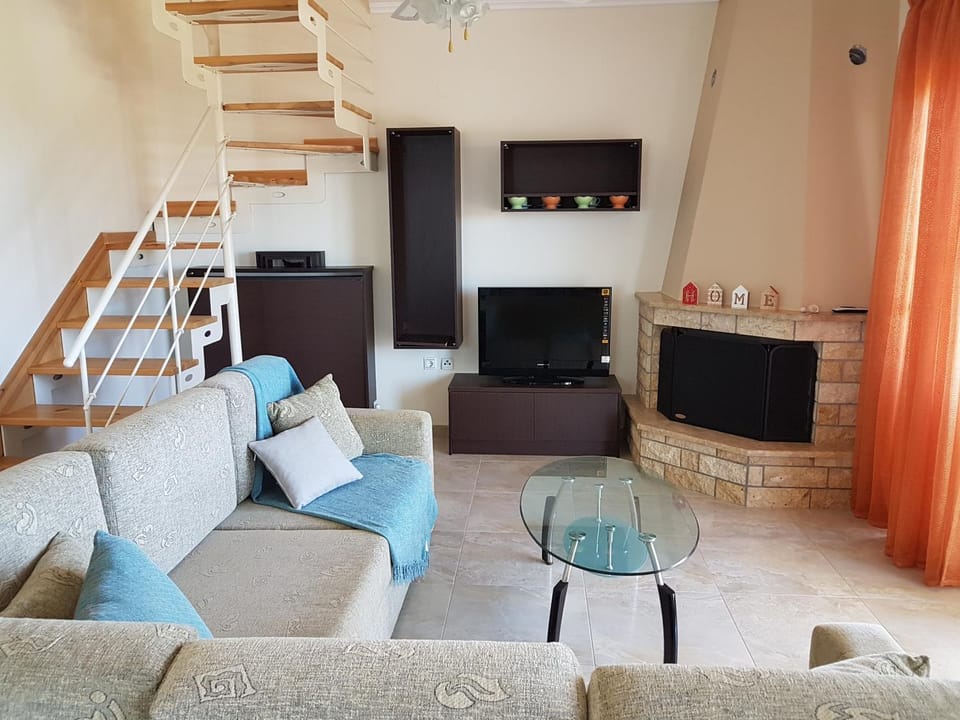 TV and multimedia, Balcony/Terrace, Living room, Seating area, fireplace