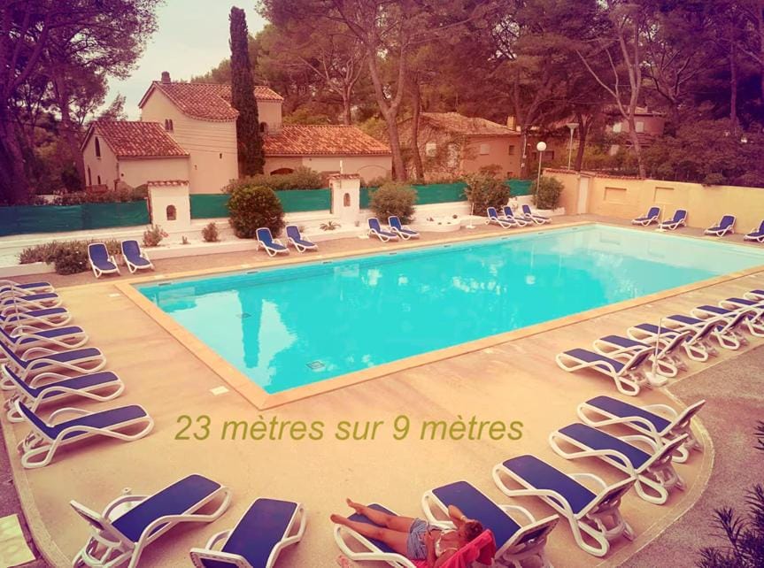 Swimming pool, sunbed