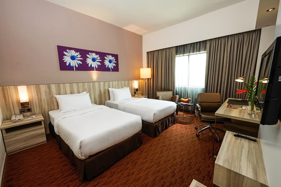 Bed, TV and multimedia, Seating area