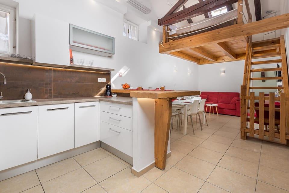 Kitchen or kitchenette, Dining area