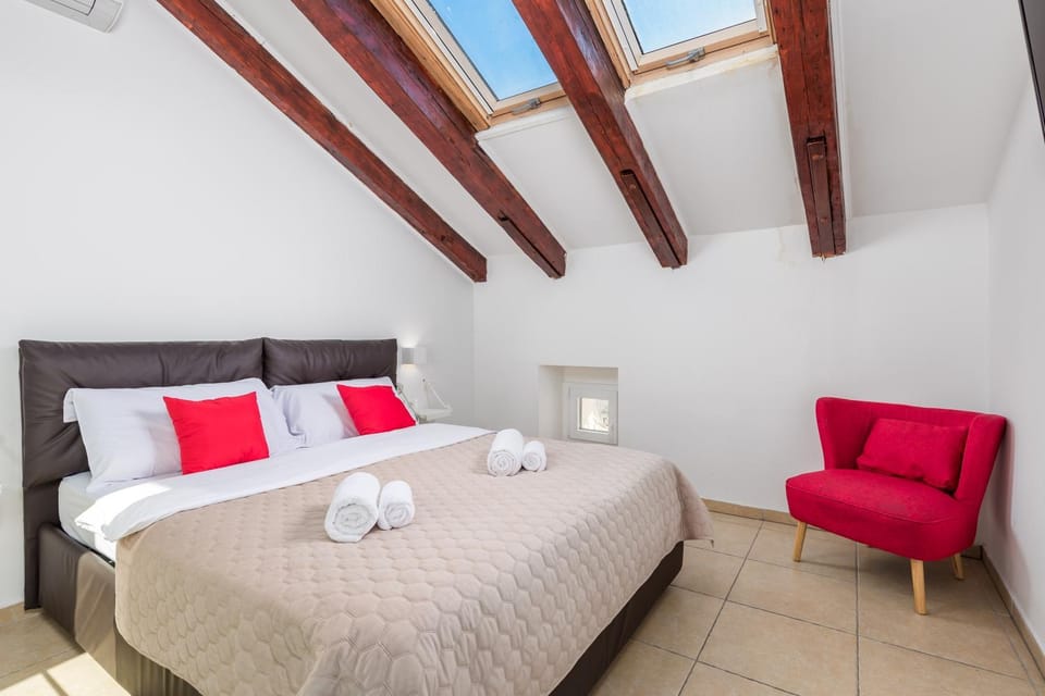 Bed, Bedroom, towels