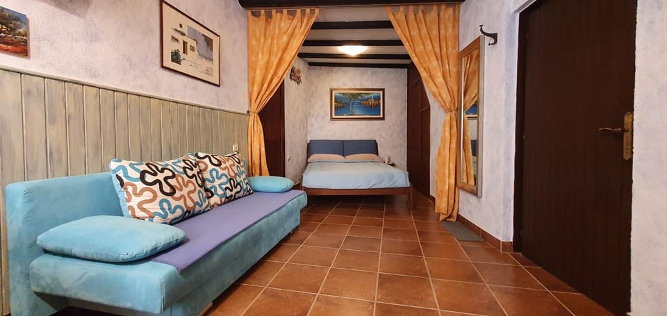 Bed, Seating area
