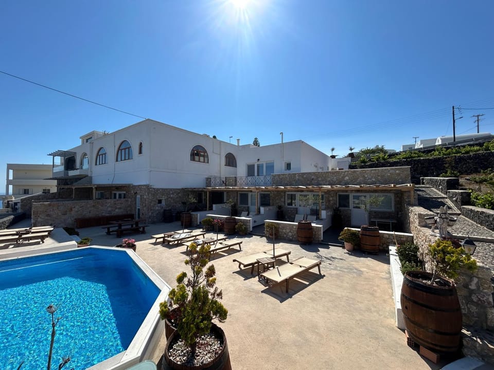 Patio, Day, Swimming pool, sunbed