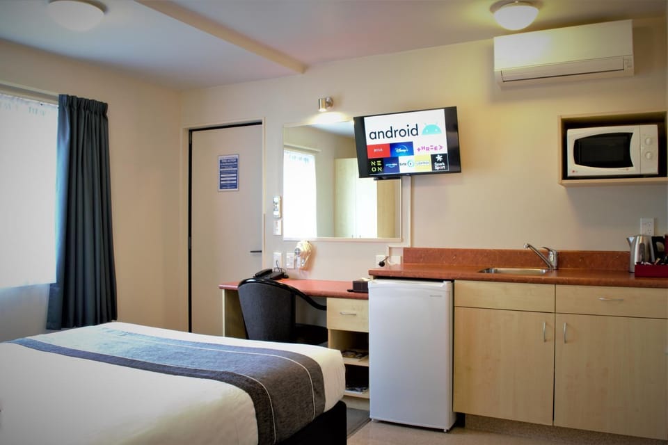 TV and multimedia, Kitchen or kitchenette, Photo of the whole room, Seating area, Bedroom
