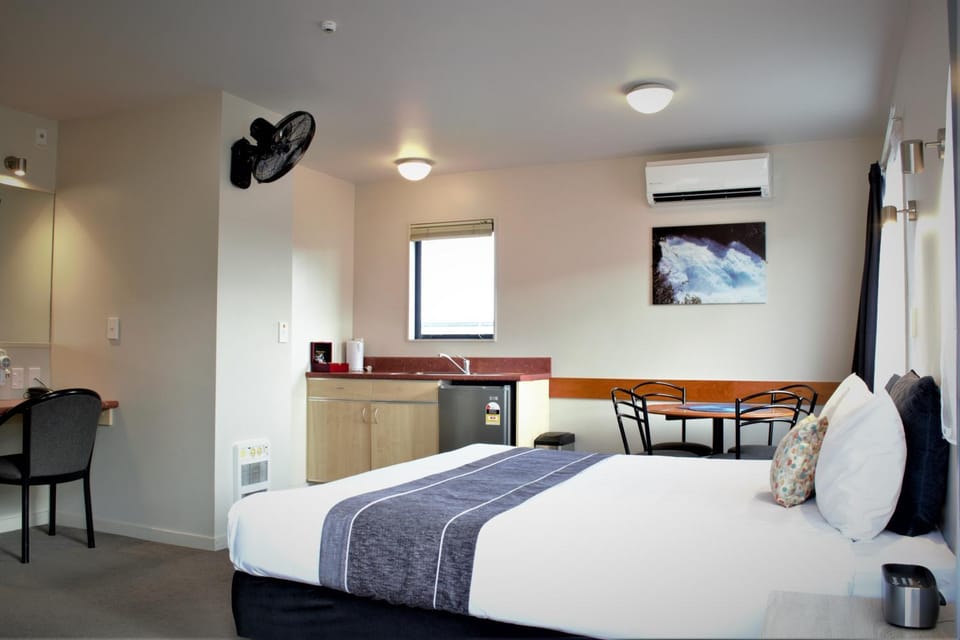 Kitchen or kitchenette, Living room, Photo of the whole room, Seating area, Dining area, Bedroom