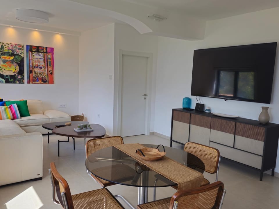 TV and multimedia, Living room, Seating area, Dining area