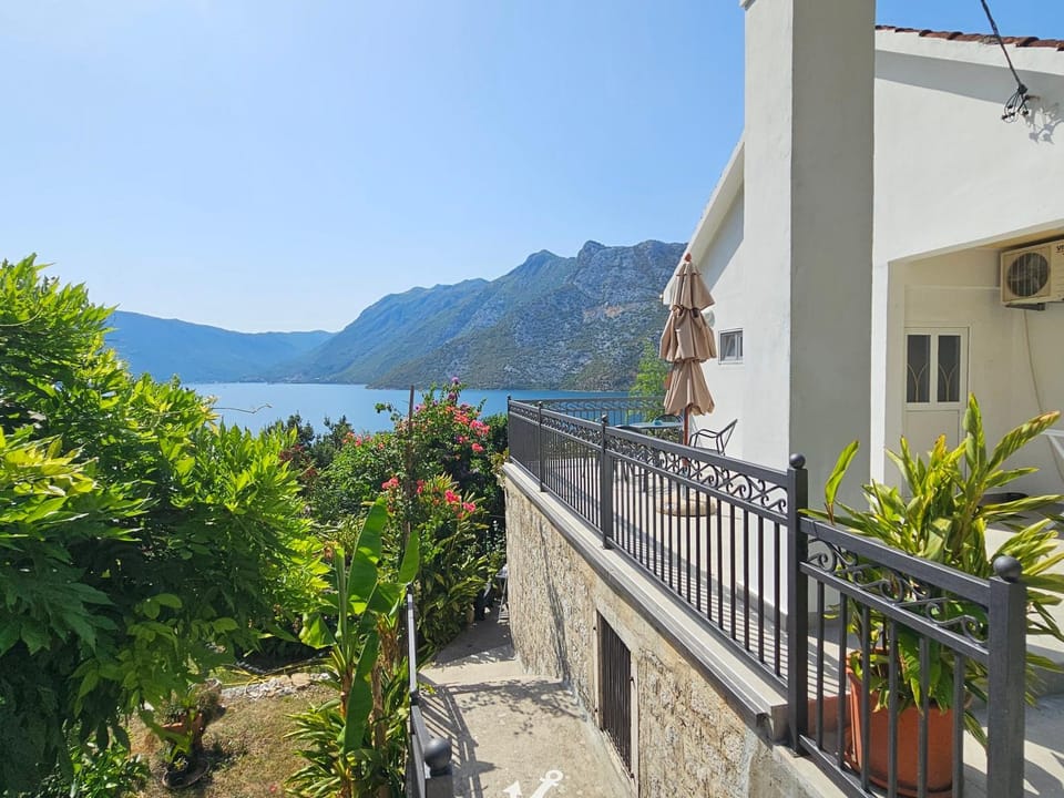 Natural landscape, View (from property/room), Balcony/Terrace, Garden view, Mountain view, Sea view