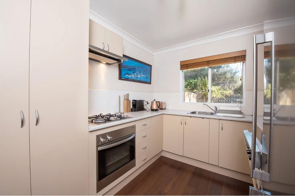 Kitchen or kitchenette, pet friendly, stove