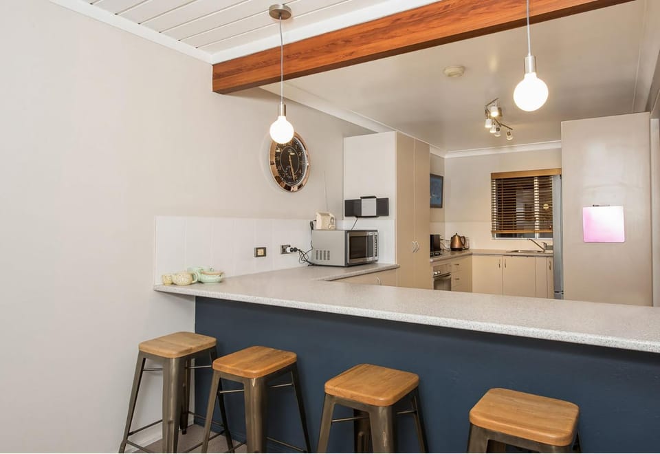 Kitchen or kitchenette, minibar