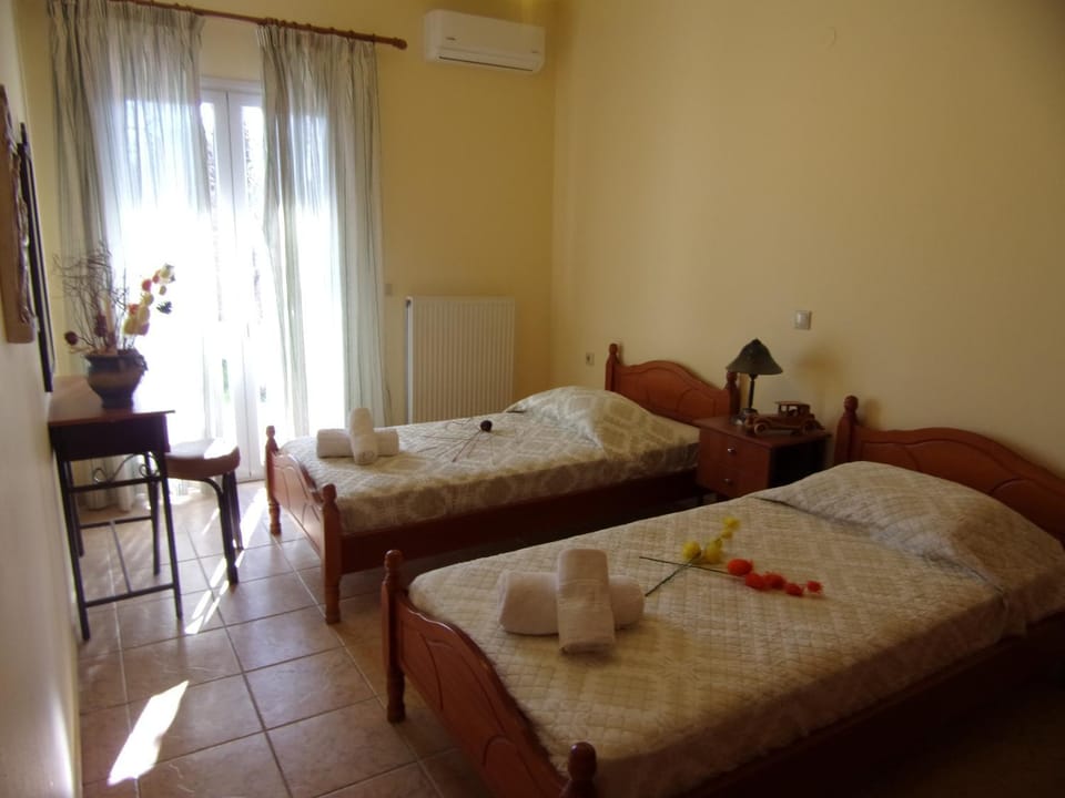 Photo of the whole room, Garden view